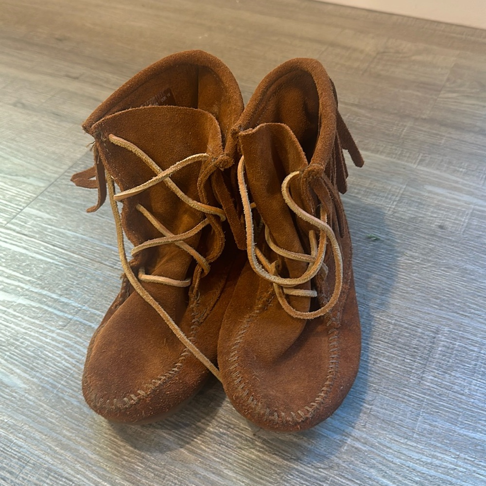 Minnetonka Little Girl’s Size 3 Shoes